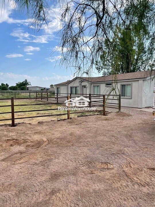 39942 N Kennedy Dr in San Tan Valley, AZ - Building Photo