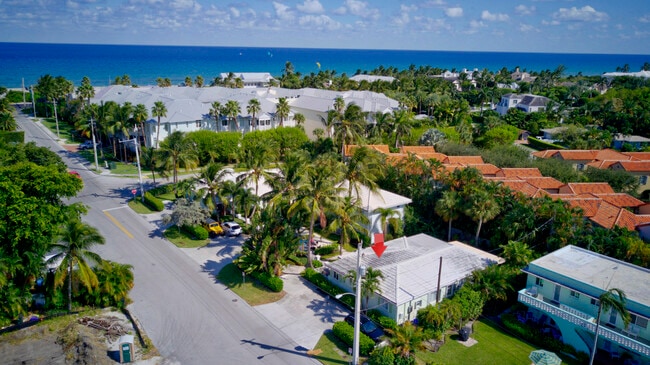 1020 Casuarina Rd in Delray Beach, FL - Building Photo - Building Photo