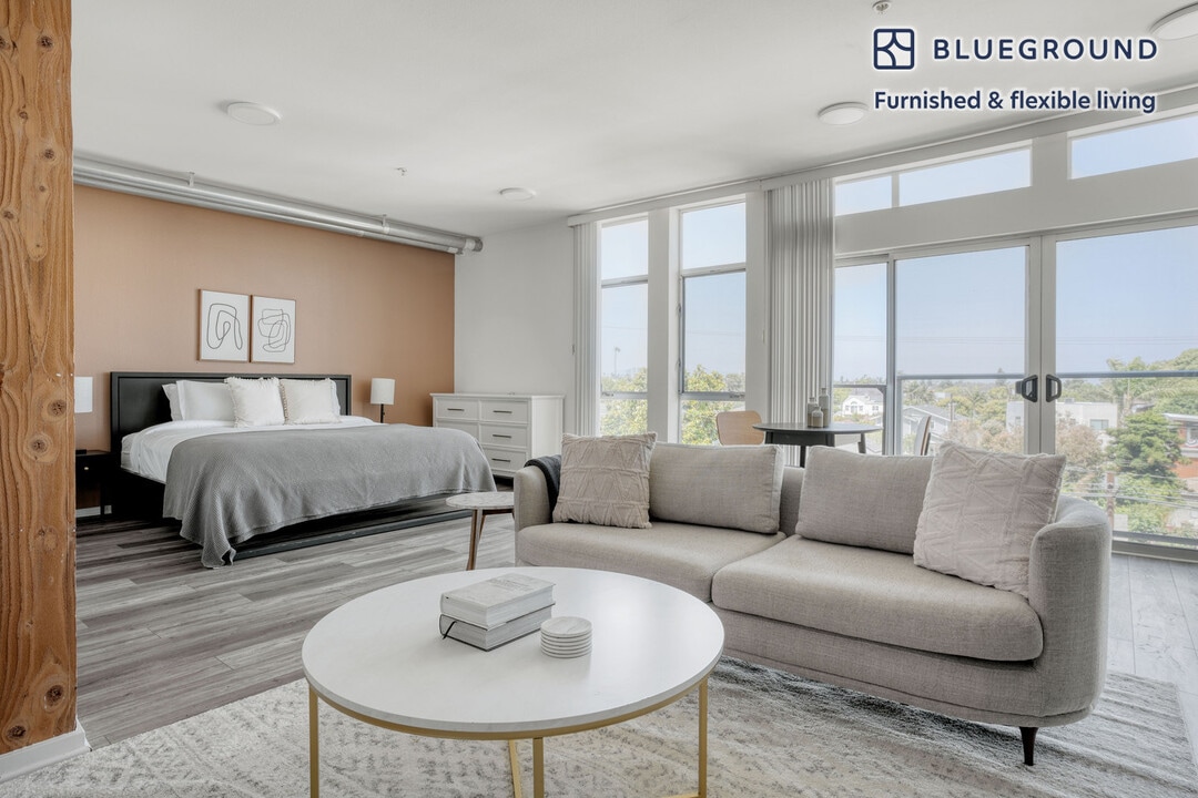 4133 Redwood Ave in Los Angeles, CA - Building Photo