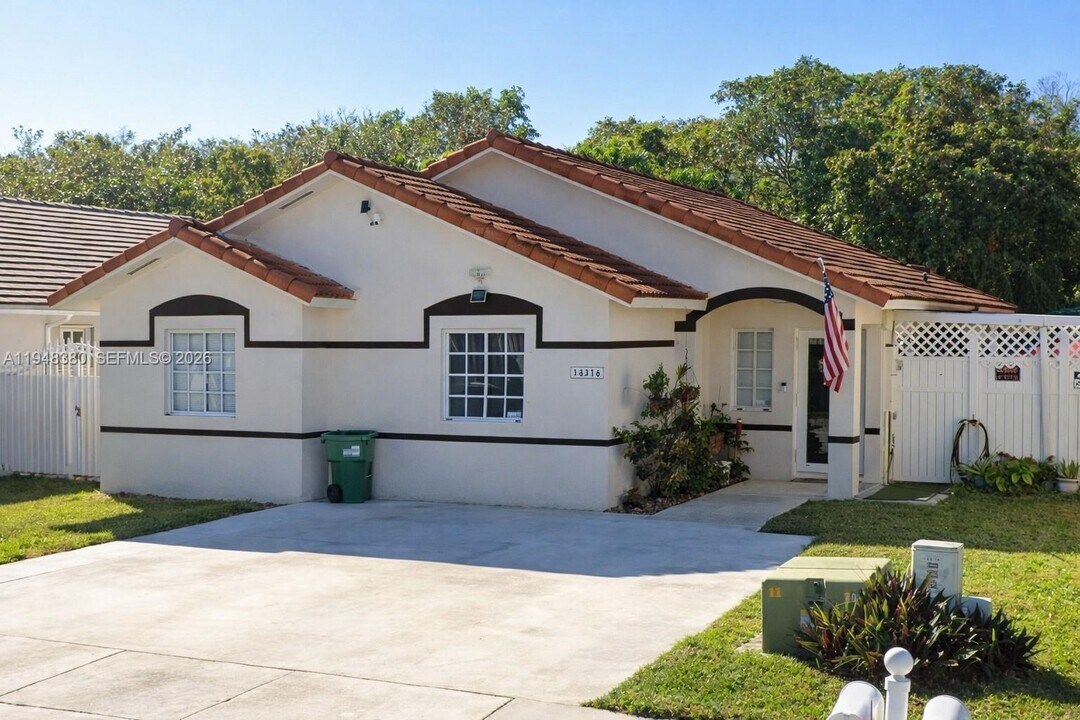 14316 SW 148th Pl in Miami, FL - Building Photo