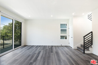5038 Riverton Ave in Los Angeles, CA - Foto de edificio - Building Photo