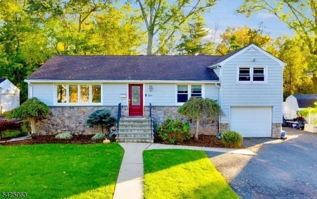 684 Spring Ave in Ridgewood, NJ - Building Photo - Building Photo