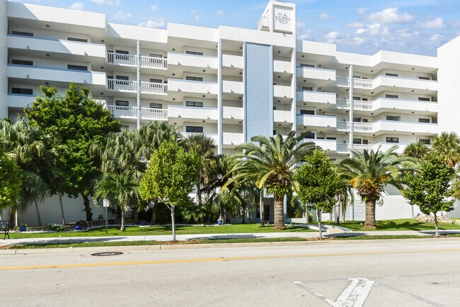 17900 N Bay Rd, Unit 603 in Sunny Isles Beach, FL - Foto de edificio - Building Photo