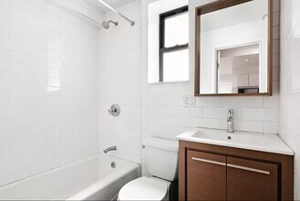 366 W 46th St, Unit 4C in New York, NY - Foto de edificio - Building Photo