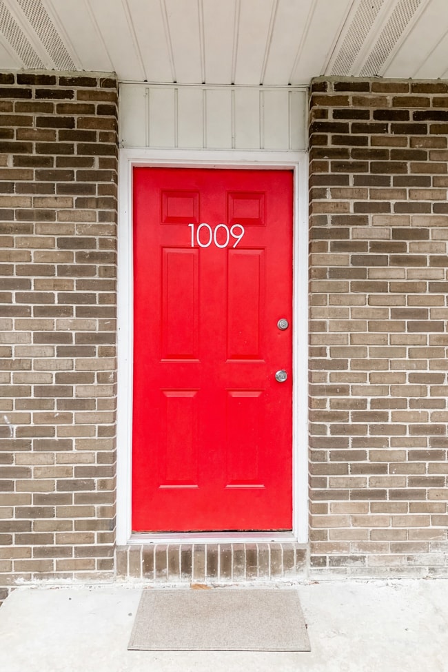 property at 1009 W Cascade Ave