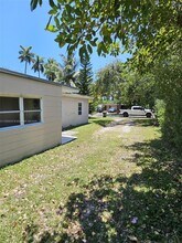 1575 NE 128th St in North Miami, FL - Building Photo - Building Photo