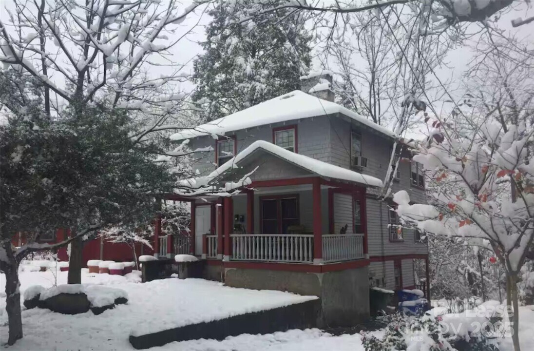 109 Pearson Dr-Unit -UPSTAIRS in Asheville, NC - Foto de edificio