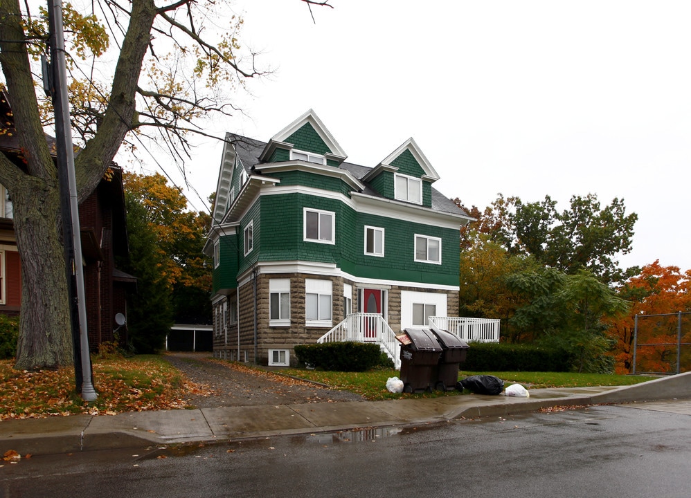 85 S Oakland St in Sharon, PA - Foto de edificio