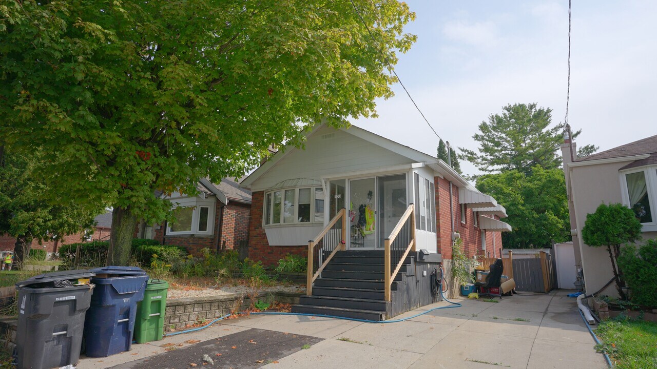 103 Yardley Ave in Toronto, ON - Building Photo
