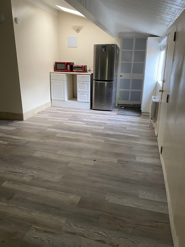 19700 Friar St in Woodland Hills, CA - Building Photo - Building Photo