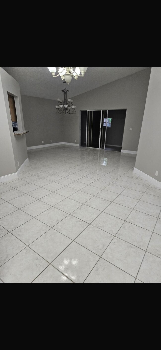12235 Brisbane Ln in Wellington, FL - Foto de edificio - Building Photo
