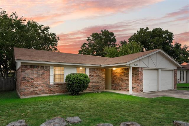 6261 Stardust Dr S in Watauga, TX - Building Photo