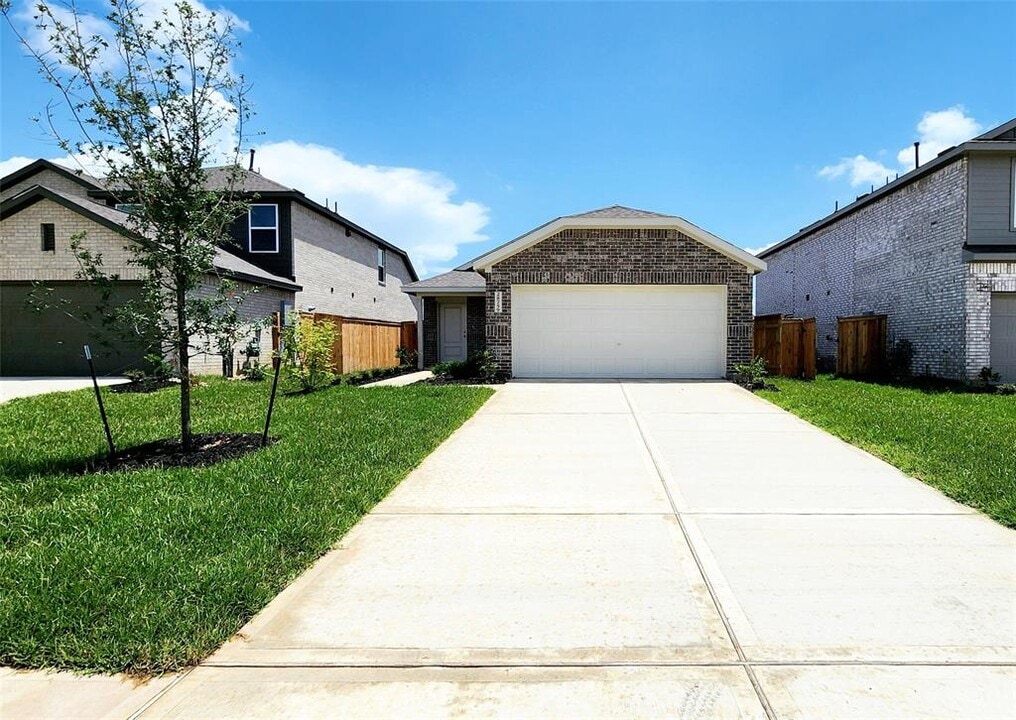 28759 Texas Plns Dr in Hockley, TX - Building Photo