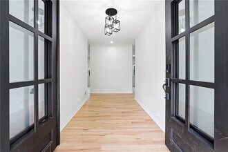 Room in House on River Park Dr in Atlanta, GA - Foto de edificio - Building Photo