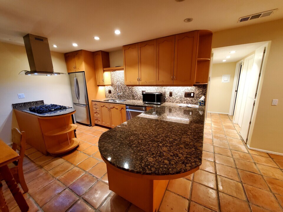 1900 S Palm Canyon Dr in Palm Springs, CA - Building Photo