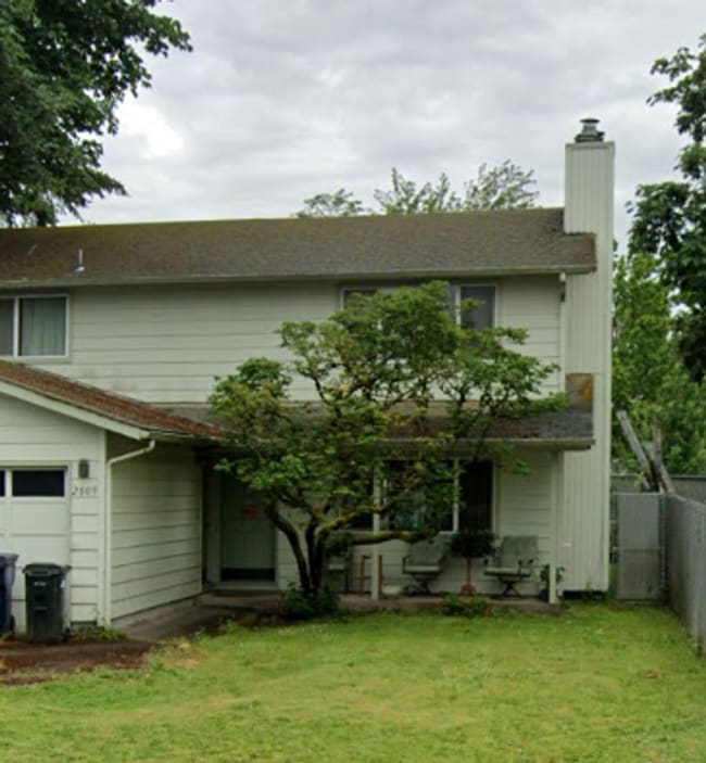property at 2809-2811 Applewood Ln