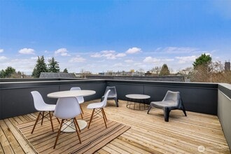 2515 E Yesler Way in Seattle, WA - Foto de edificio - Building Photo