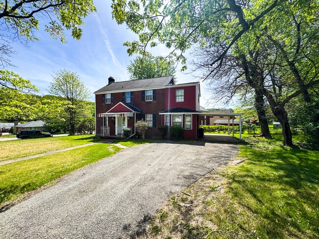 2710 Henderson Rd in White Oak, PA - Building Photo - Building Photo