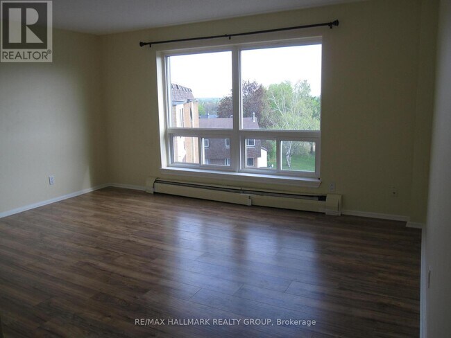 898 Elmsmere Rd in Ottawa, ON - Building Photo - Building Photo