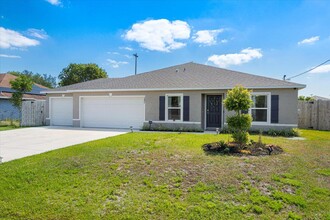 131 NW Curtis St in Port St. Lucie, FL - Foto de edificio - Building Photo