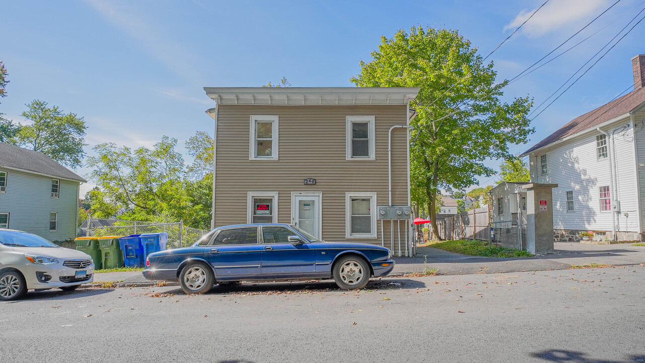 249 Bishop St in Waterbury, CT - Building Photo