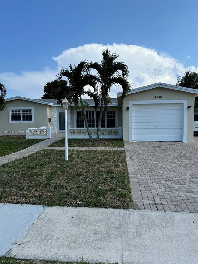 4440 NW 43rd St in Lauderdale Lakes, FL - Building Photo - Building Photo