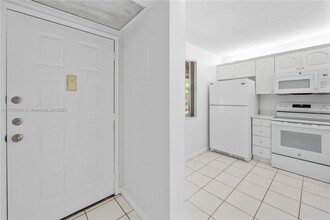 8770 Royal Palm Blvd in Coral Springs, FL - Foto de edificio - Building Photo
