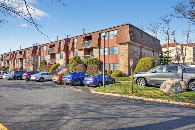 111 Keystone Ct in Woodbridge Township, NJ - Building Photo - Building Photo