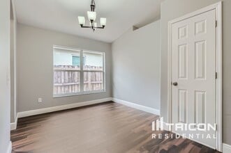 4718 Whispering Wind Ave in Tampa, FL - Building Photo - Building Photo