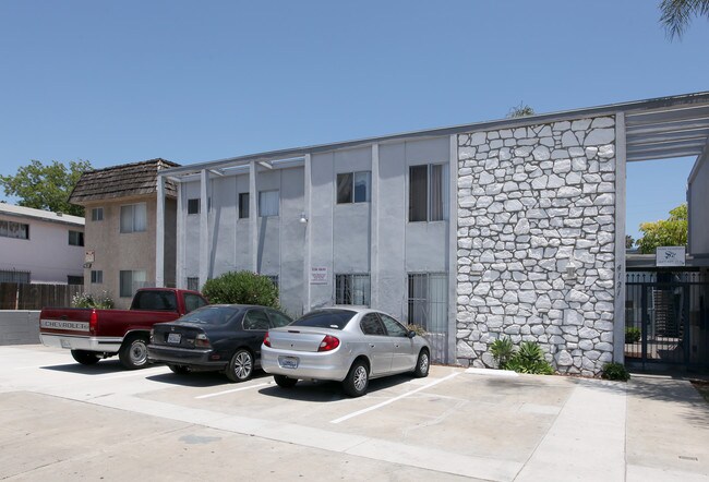 Garden Vista Apartments in San Diego, CA - Foto de edificio - Building Photo