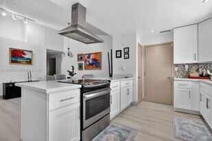 5571 NW 188th St in Miami Gardens, FL - Building Photo