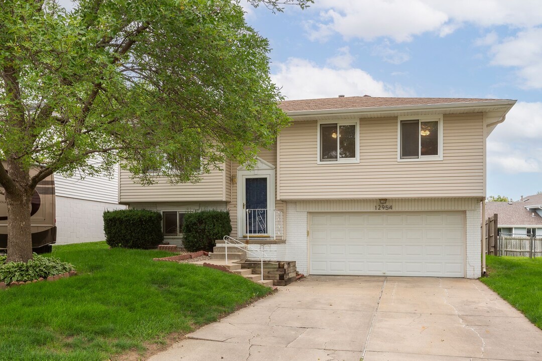 12954 Browne Cir in Omaha, NE - Foto de edificio