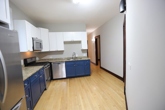 2320 W Armitage Ave, Unit Apt 1 in Chicago, IL - Building Photo - Building Photo