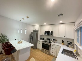 75 Thorndike St, Unit 2 Apartamentos