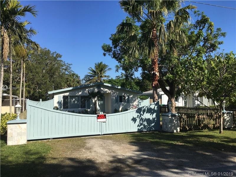 7265 SW 167th St in Palmetto Bay, FL - Building Photo