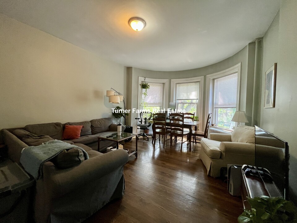 43 Carlton St, Unit 3 in Brookline, MA - Building Photo