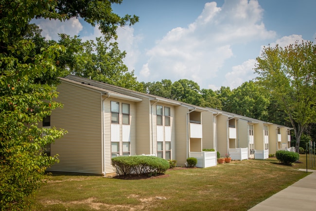 Hunter's Run Apartments in Waldorf, MD - Foto de edificio - Building Photo
