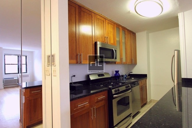 77 W 15th St-Unit -305 in New York, NY - Building Photo - Building Photo