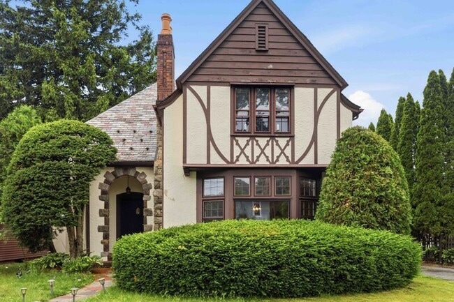property at 10 N Elk Ave