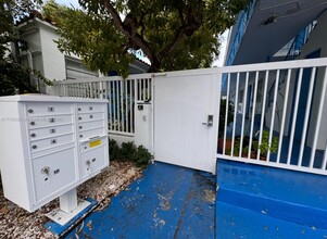 7725 Byron Ave in Miami, FL - Foto de edificio - Building Photo
