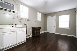 4615 University Oaks Blvd in Houston, TX - Building Photo