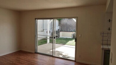 127 Maple Rd in Thousand Oaks, CA - Building Photo - Building Photo