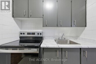 2350 Dundas St W in Toronto, ON - Building Photo - Building Photo