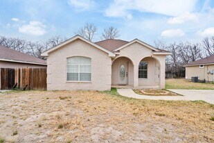 104 Richard's Court in Del Rio, TX - Building Photo
