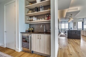 8119 Douglas Ave in Dallas, TX - Foto de edificio - Building Photo