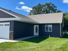 634 Veronica Ct, Unit 1 in Chippewa Falls, WI - Building Photo