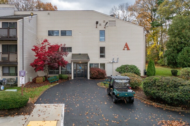 Oak Woods Apartments in Bellingham, MA - Building Photo - Building Photo