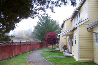 Country Run Apartments in Kelso, WA - Building Photo - Building Photo