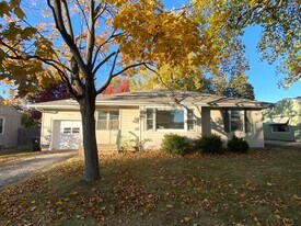 817 W Ridge Rd in Peoria, IL - Building Photo