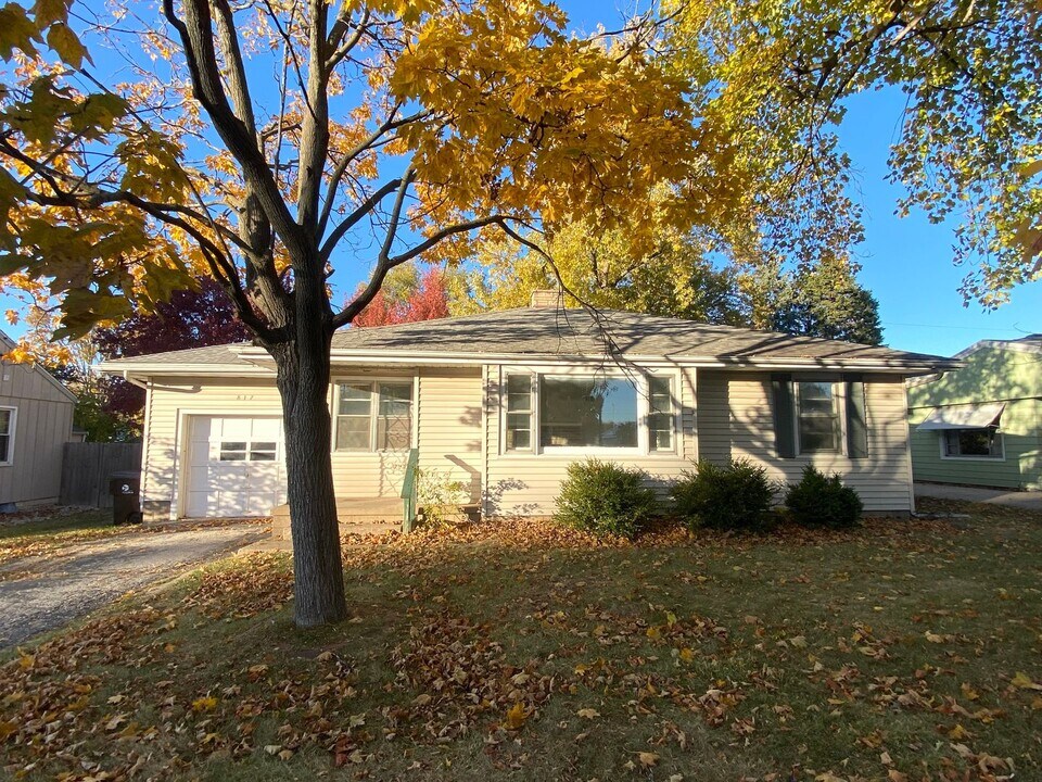 817 W Ridge Rd in Peoria, IL - Building Photo